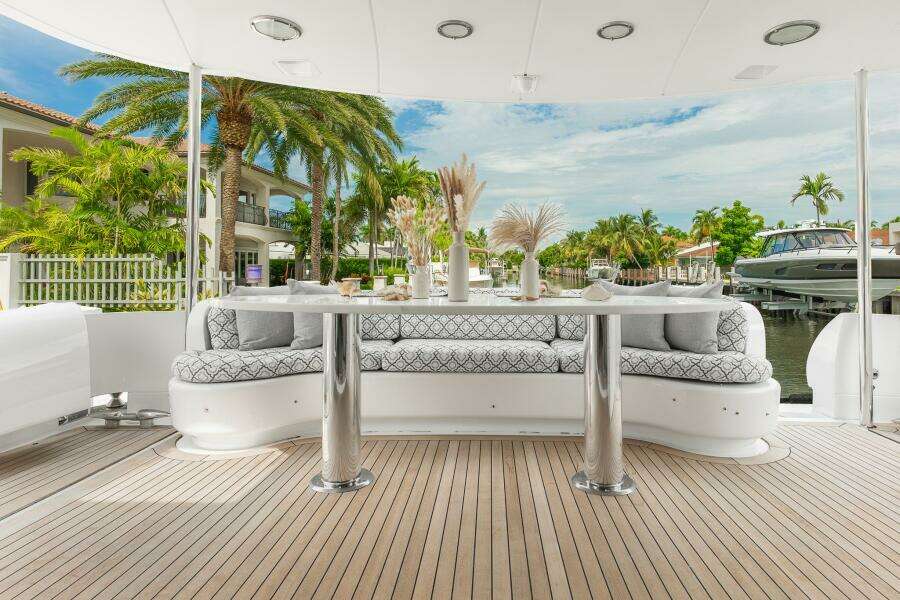 FOMO2 80ft Lazzara Yachts Yacht For Sale