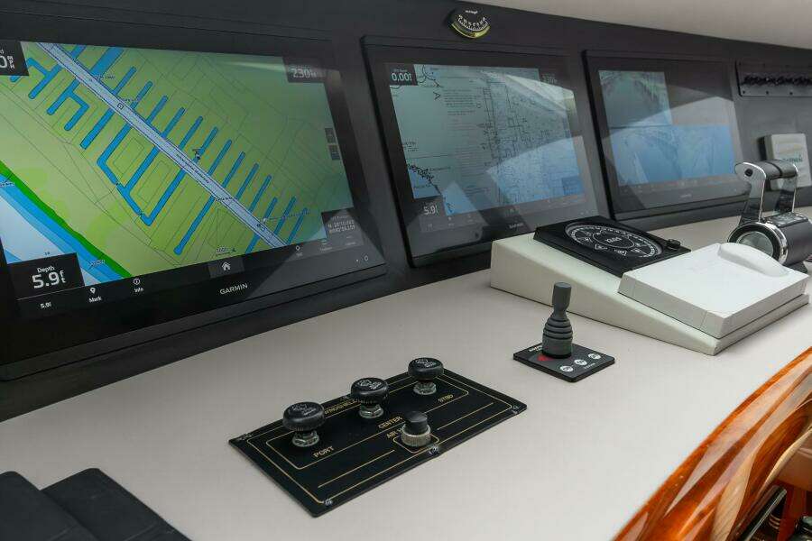 FOMO2 80ft Lazzara Yachts Yacht For Sale