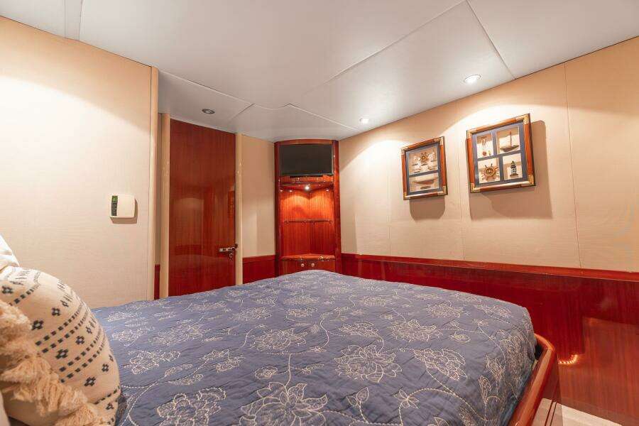 FOMO2 80ft Lazzara Yachts Yacht For Sale