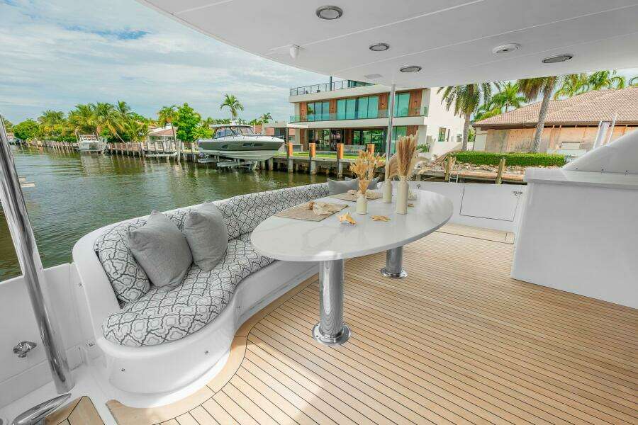 FOMO2 80ft Lazzara Yachts Yacht For Sale
