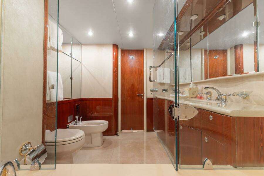 FOMO2 80ft Lazzara Yachts Yacht For Sale