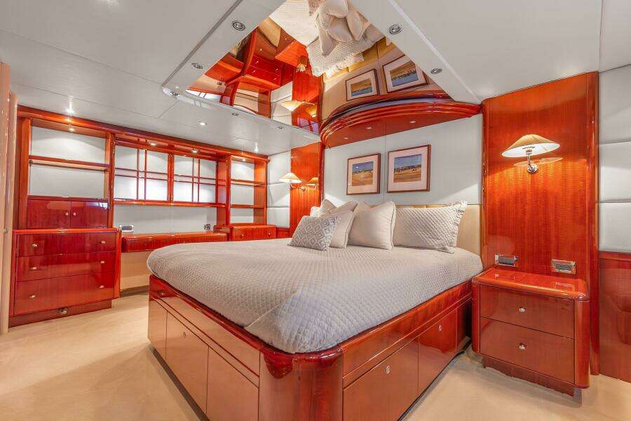 FOMO2 80ft Lazzara Yachts Yacht For Sale