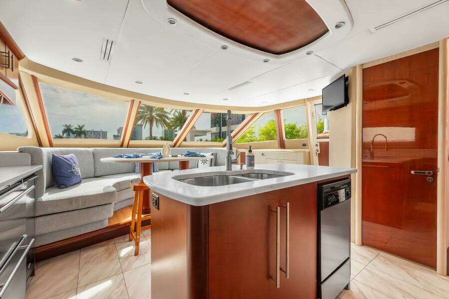 FOMO2 80ft Lazzara Yachts Yacht For Sale