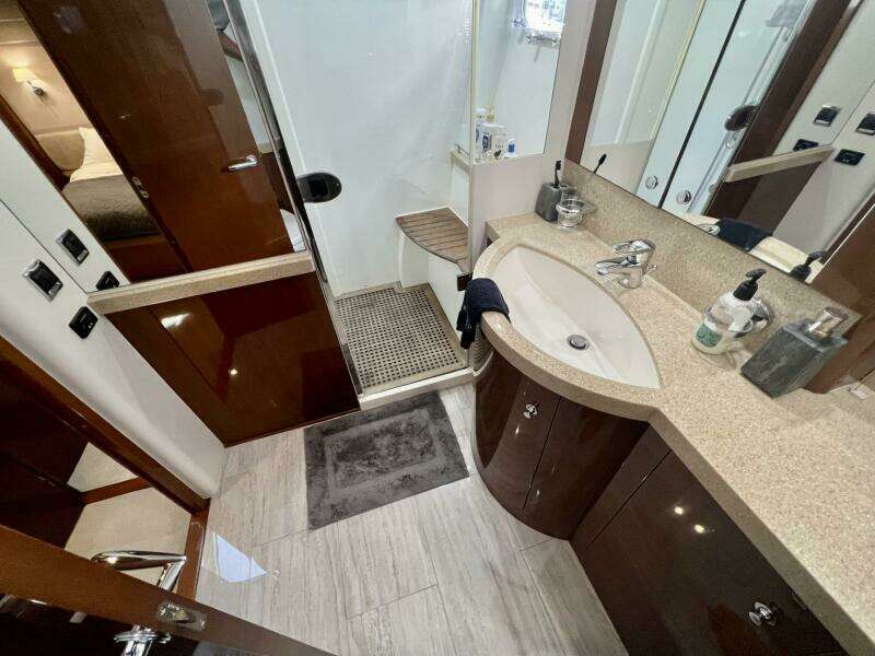 Princess 67 Flybridge Hoker-Guest Head
