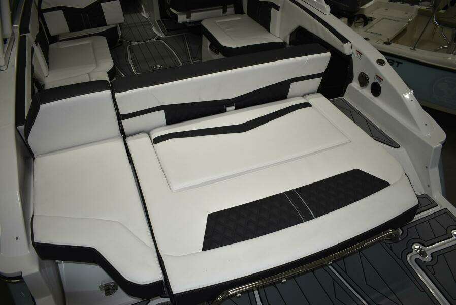 28ft Monterey Yacht For Sale