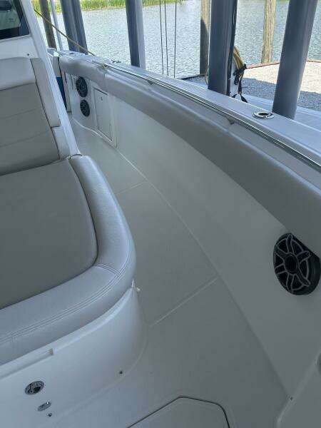 33ft Boston Whaler Yacht For Sale