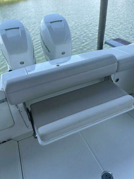 33ft Boston Whaler Yacht For Sale