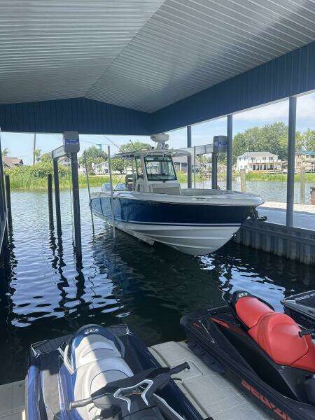 33ft Boston Whaler Yacht For Sale