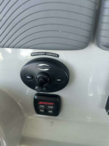 33ft Boston Whaler Yacht For Sale