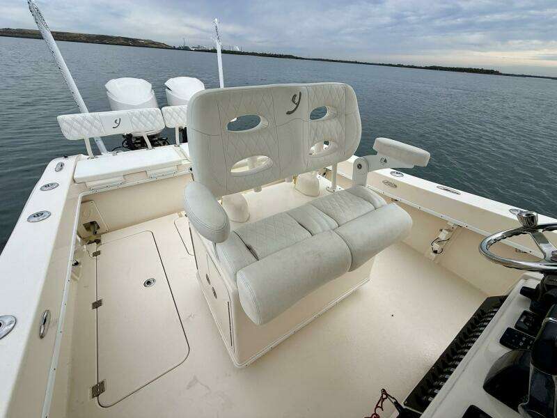 2019 Young Boats 27 - Helm