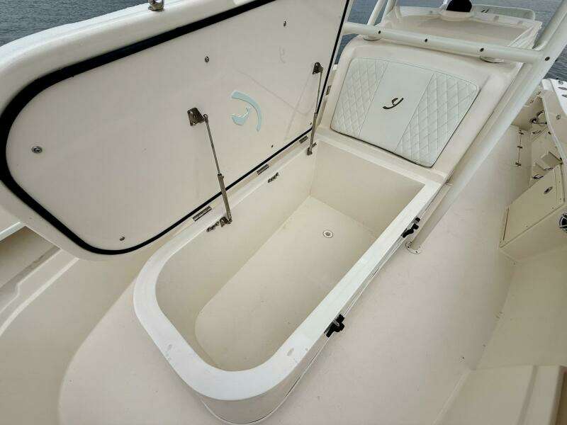 2019 Young Boats 27 - Foredeck Storage 