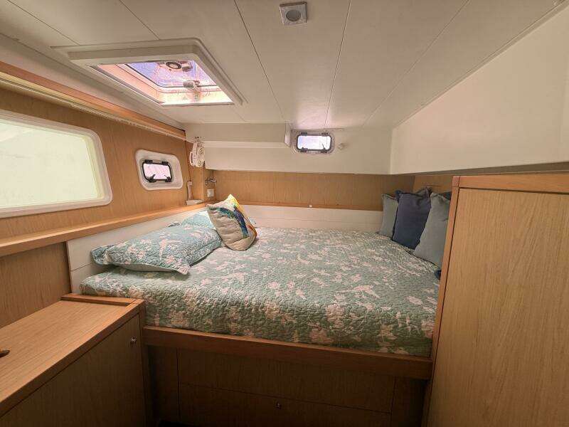 Zun Zun 39ft Lagoon Yacht For Sale