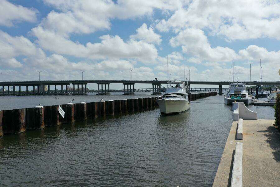 Lochloosa 53ft Hatteras Yacht For Sale