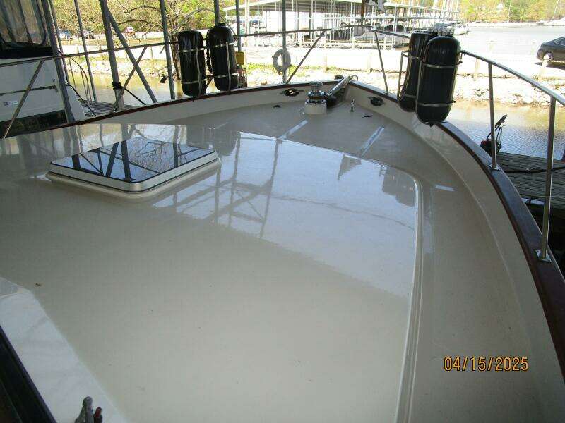 48' Ocean Alexander foredeck2