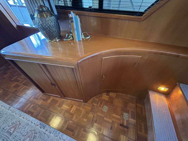 48' Ocean Alexander salon starboard aft