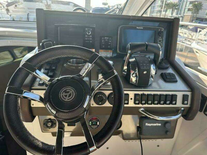 LUX LIFE 39ft Cruisers Yachts Yacht For Sale