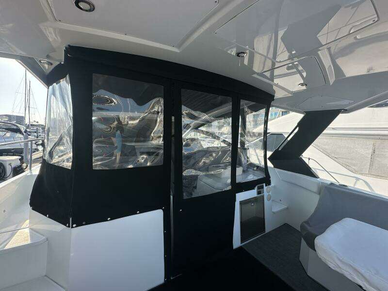 LUX LIFE 39ft Cruisers Yachts Yacht For Sale