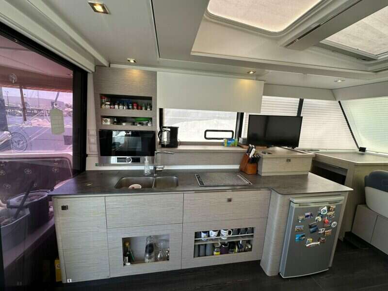 2021-fountaine-pajot-my4s-power-9747125-20250421103946183-1_XLARGE.jpg
