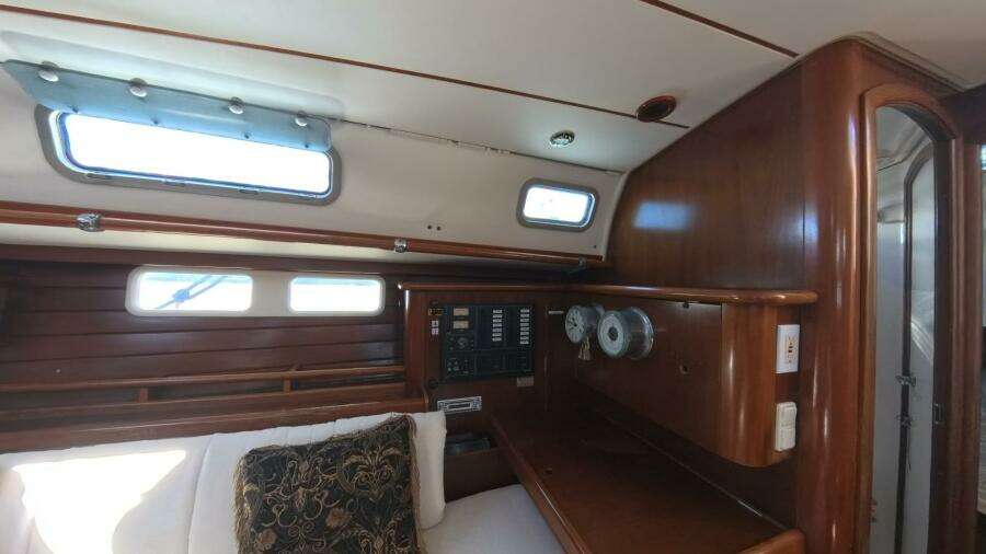 Beneteau Oceanis 461 navigation table