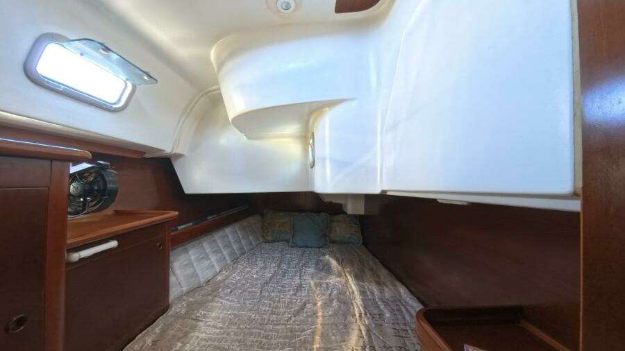 Beneteau Oceanis 461 guest cabin