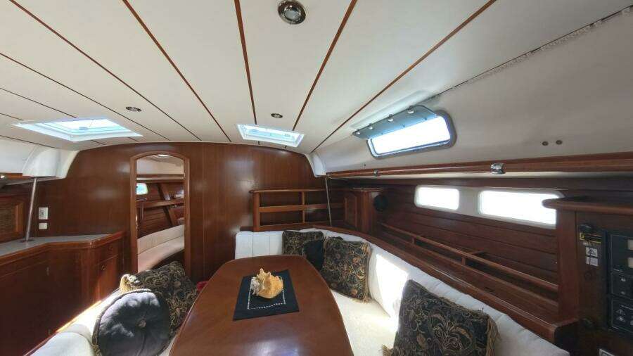 Beneteau Oceanis 461 salon seating