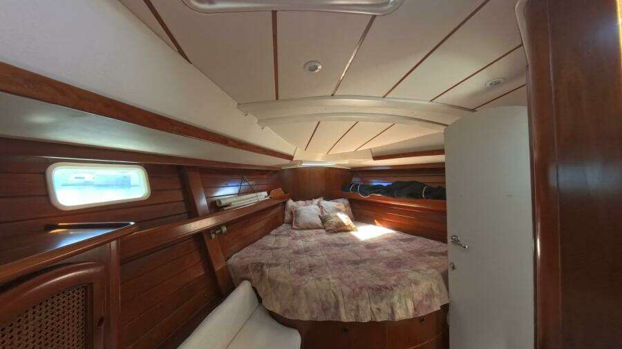 Beneteau Oceanis 461 bow cabin