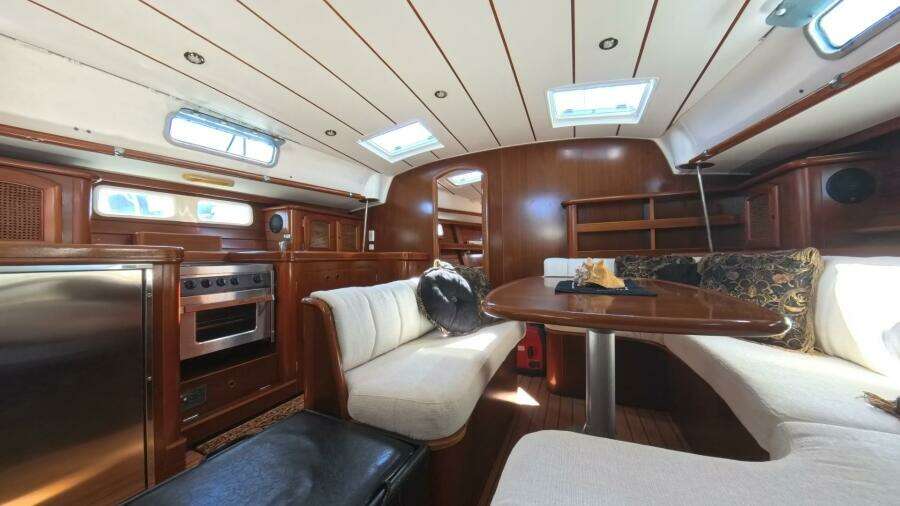 Beneteau Oceanis 461 dining area