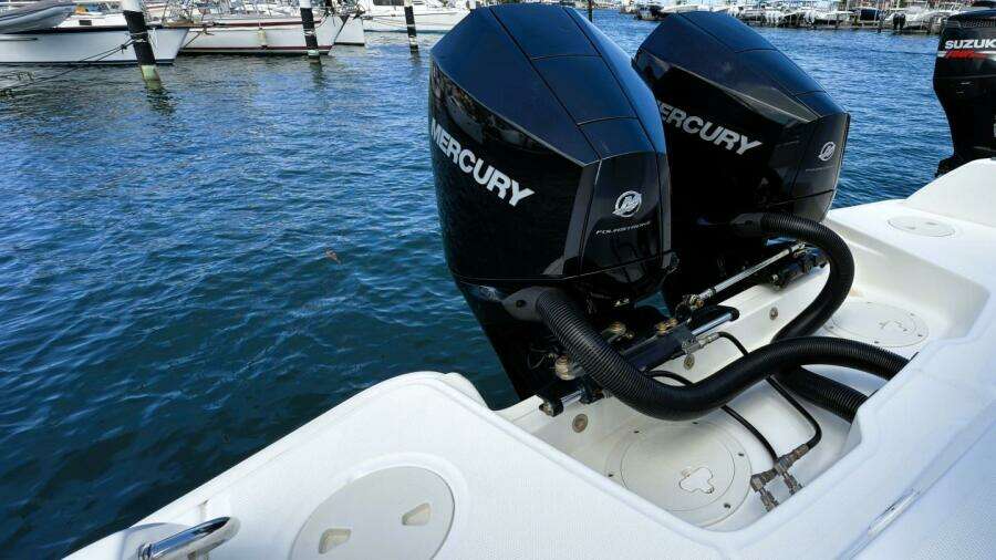26 10 Engine IMG_1958_boston_whaler_270_dauntless_2022
