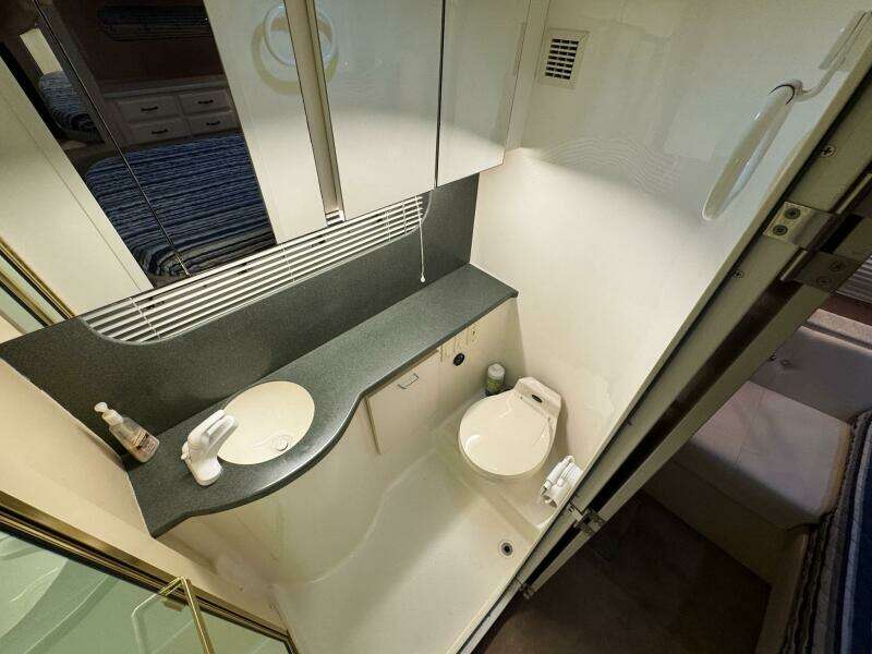 1998 Mainship 47 Owner's Aft Ensuite Head
