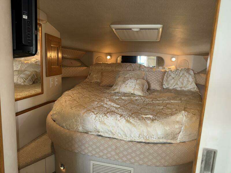 We got lucky 37ft Sea Ray Yacht For Sale