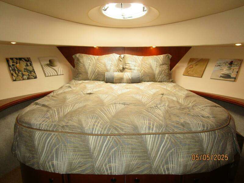 43' Silverton guest stateroom