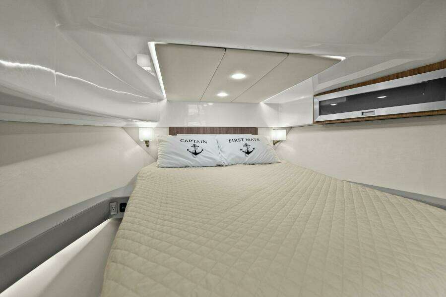 2021 Regal 36 Grande Coupe - Stateroom