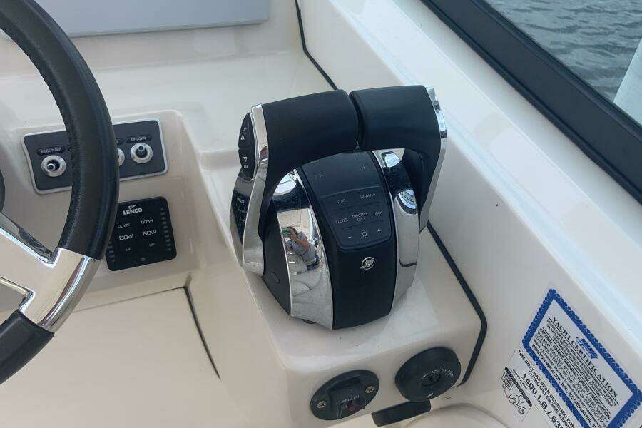 27ft Boston Whaler Yacht For Sale