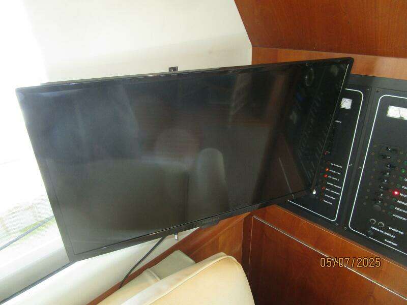 34' Mainship salon TV