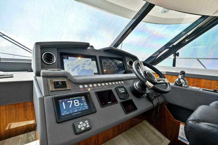 2021 Riviera 5400 Sport Yacht- Helm