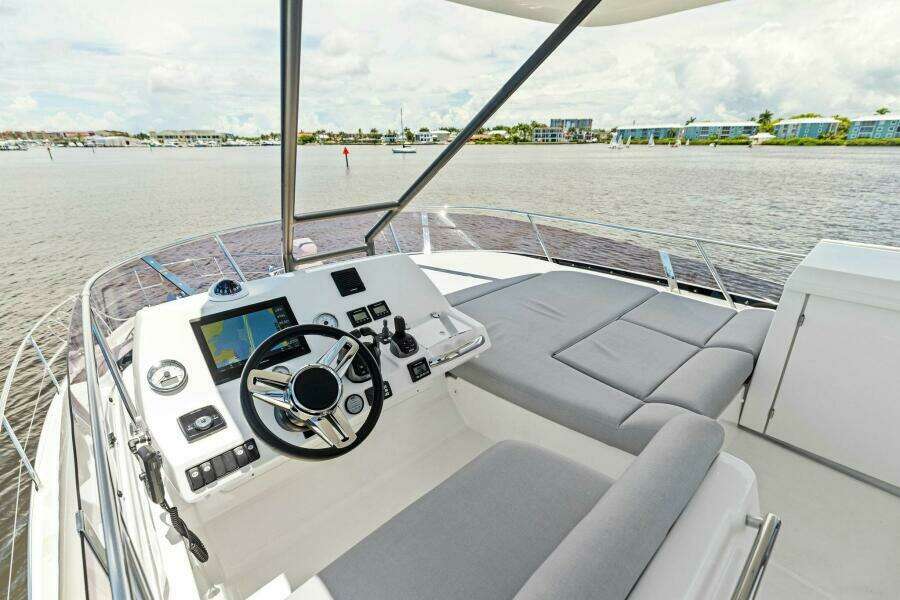 2024 Prestige 460 Fly- GOODLIFE-Upper Helm-Flybridge