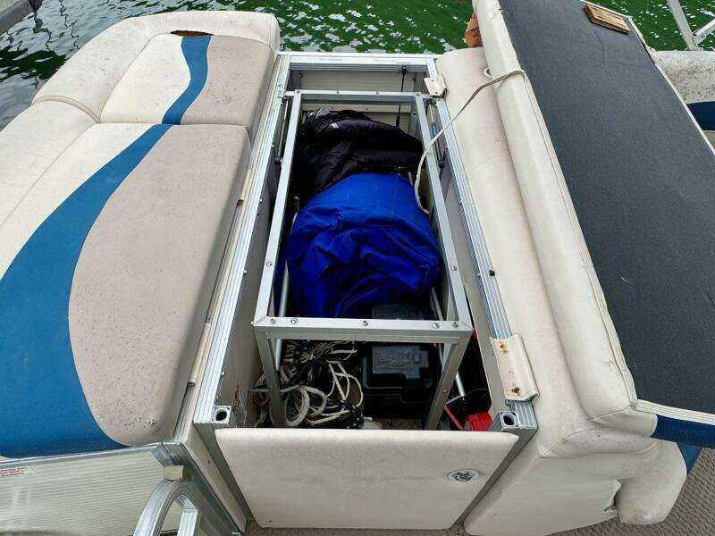 27ft Bennington Yacht For Sale