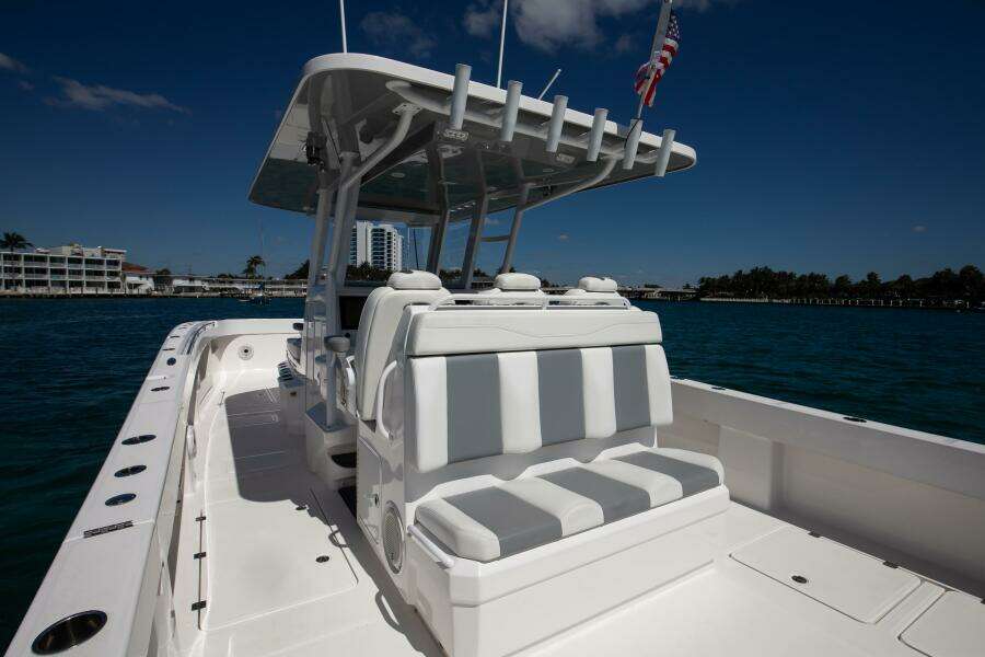 Invincible 35 Emanon - Exterior Cockpit