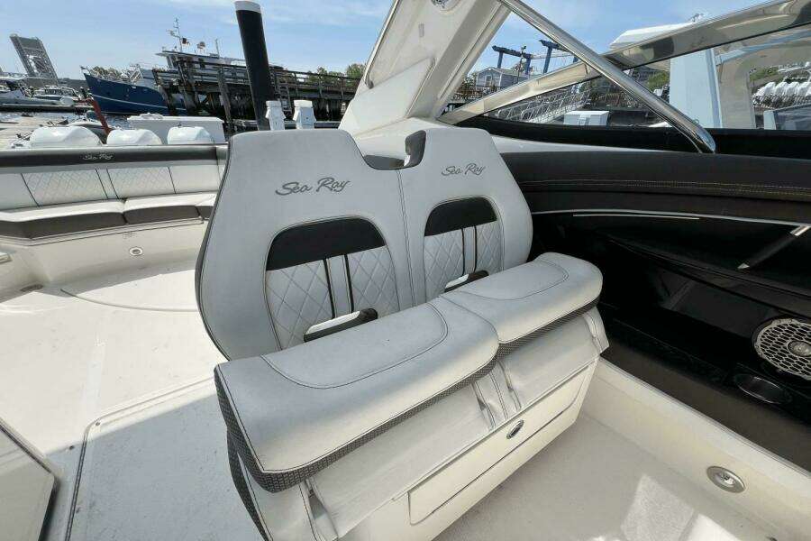 35ft Sea Ray Yacht For Sale