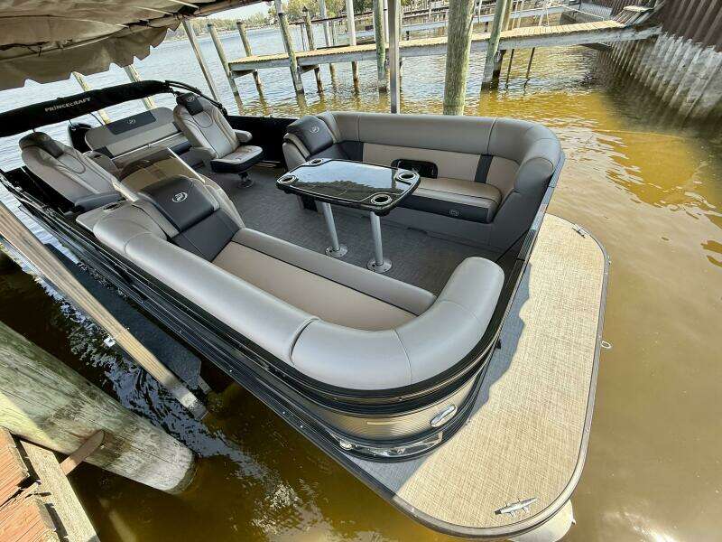 25ft Princecraft Yacht For Sale