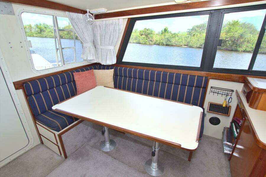Escapade 31ft Camano Yacht For Sale