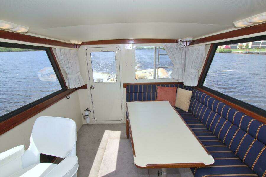 Escapade 31ft Camano Yacht For Sale