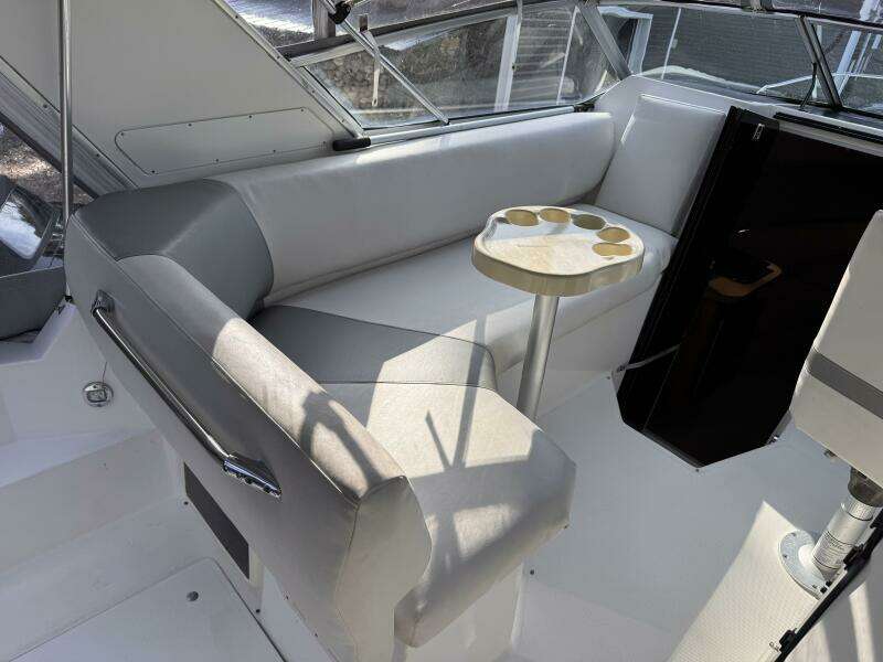 27ft Bayliner Yacht For Sale