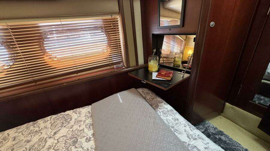 2005 Sea Ray 500 Owner's Stateroom