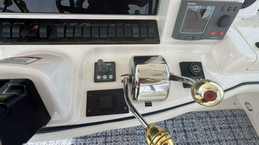 2005 Sea Ray 500 Flybridge Helm