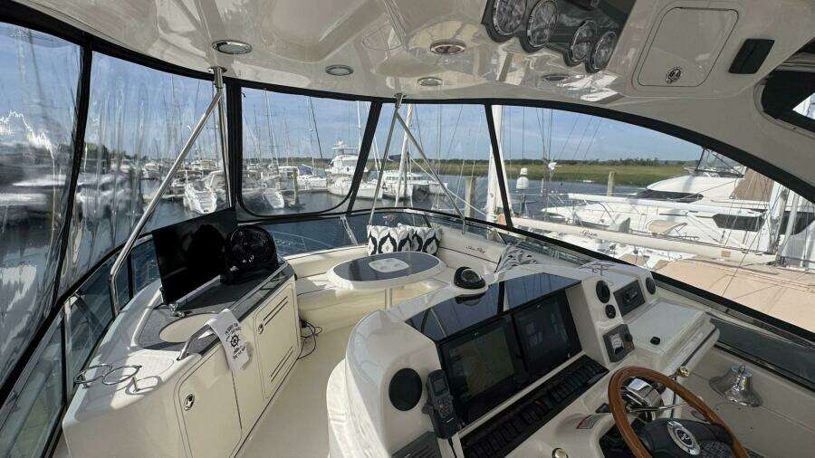 2005 Sea Ray 500 Flybridge looking forward