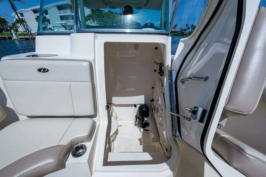 JANNENE MARIE 31ft Pursuit Yacht For Sale