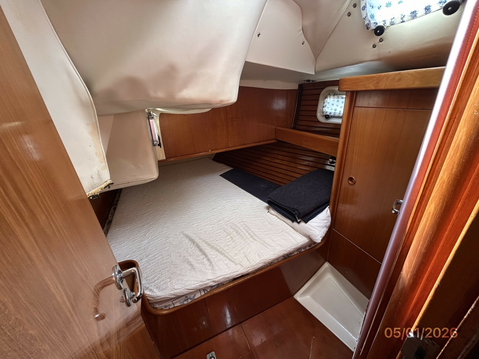 50' Beneteau port aft stateroom
