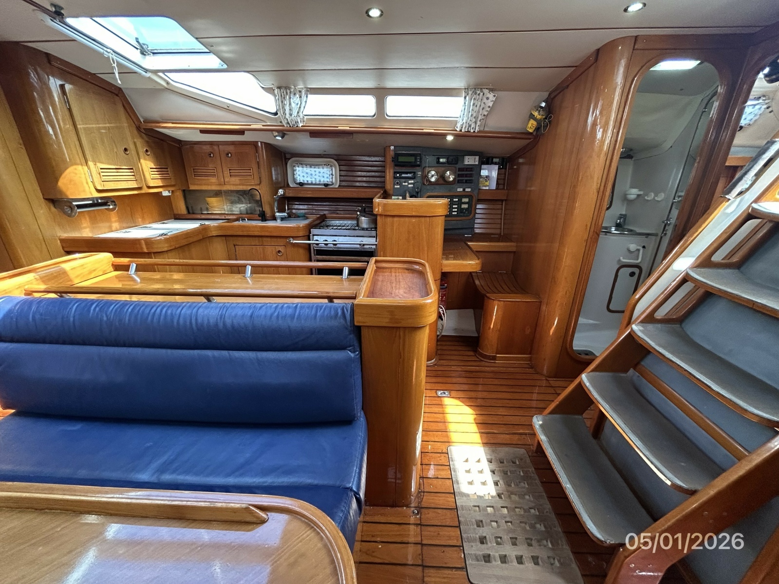 50' Beneteau salon starboard