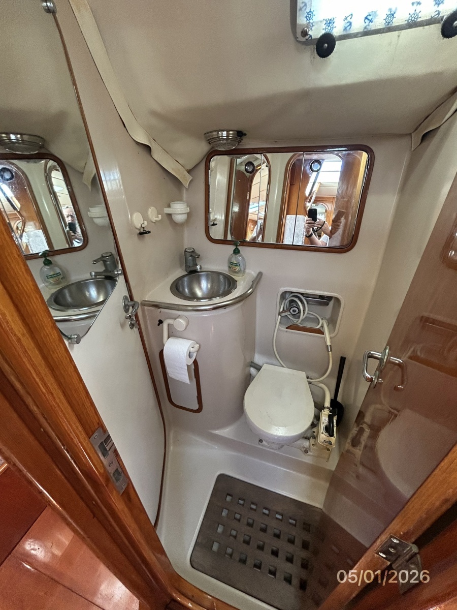 50' Beneteau port aft stateroom head